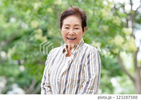シニア　女性　ポートレート 121287380
