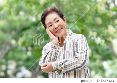 シニア　女性　ポートレート 121287383