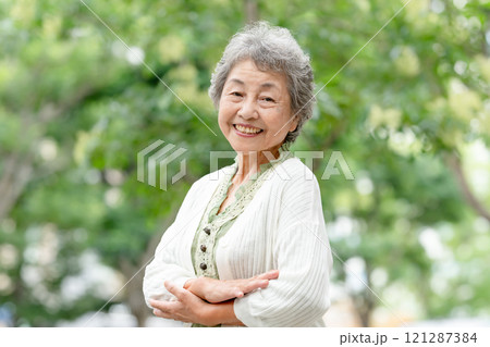 シニア　女性　ポートレート 121287384