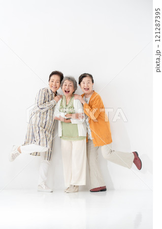 シニア　女性　仲良し　笑顔　全身 121287395