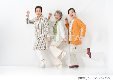 シニア 女性 仲良し 笑顔 全身 シニア 女性 仲良し 笑顔 全身 121287399