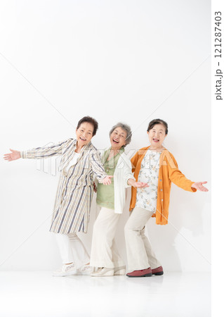 シニア　女性　仲良し　笑顔　全身 121287403