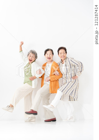 シニア　女性　仲良し　笑顔　全身 121287414