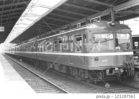 京浜川崎駅に到着した京急・旧600形快特、640～637+636～633、1982年5月1日 121287561