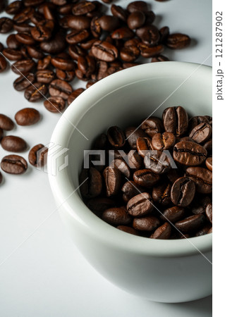 Roasted coffee beans 121287902