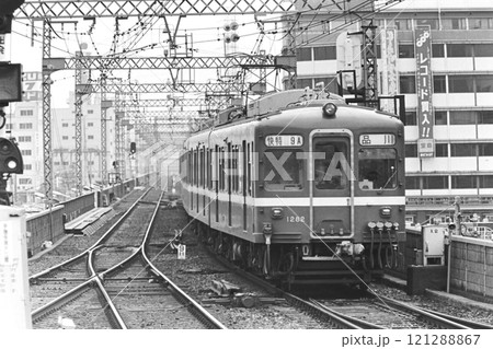 京浜川崎駅に到着する旧1000形快特、1282~1275、1982年5月1日 京浜川崎駅に到着する旧1000形快特、1282~1275、1982年5月1日 121288867
