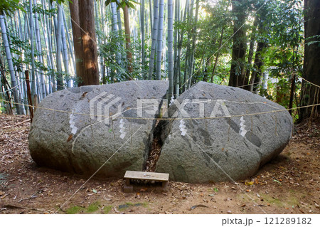 厨子神社・月輪石・つきのわいし(奈良県・橿原市) 厨子神社・月輪石・つきのわいし(奈良県・橿原市) 121289182