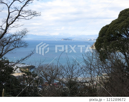 長柄桜山古墳群の第2号墳からの眺め（相模湾・江ノ島など） 121289672