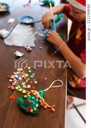 DIY Felt Christmas Tree Craft Workshop for Kids Fun Handmade Holiday Decorations DIY Felt Christmas Tree Craft Workshop for Kids Fun Handmade Holiday Decorations 121289698