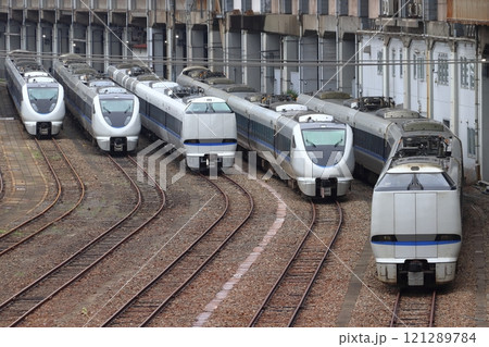 網干総合車両所宮原支所に留置中の車両:特急サンダーバード用683系電車など(2024年5月) 網干総合車両所宮原支所に留置中の車両:特急サンダーバード用683系電車など(2024年5月) 121289784