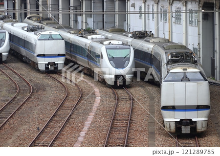 網干総合車両所宮原支所に留置中の車両:特急サンダーバード用683系電車など(2024年5月) 網干総合車両所宮原支所に留置中の車両:特急サンダーバード用683系電車など(2024年5月) 121289785