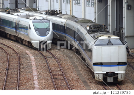 網干総合車両所宮原支所に留置中の車両:特急サンダーバード用683系電車など(2024年5月) 網干総合車両所宮原支所に留置中の車両:特急サンダーバード用683系電車など(2024年5月) 121289786