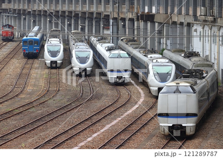 網干総合車両所宮原支所に留置中の車両:特急サンダーバード用683系電車など(2024年5月) 網干総合車両所宮原支所に留置中の車両:特急サンダーバード用683系電車など(2024年5月) 121289787