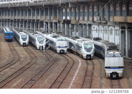 網干総合車両所宮原支所に留置中の車両：特急サンダーバード用683系電車など（2024年5月） 121289788