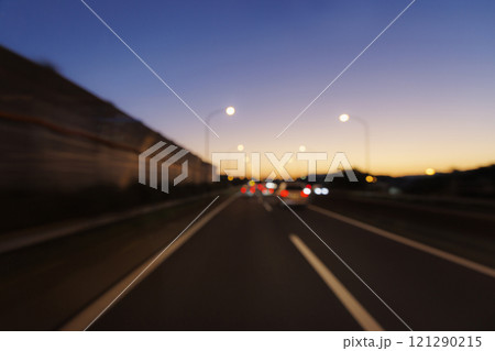 綺麗な夕暮れ空と高速道路_日本 121290215