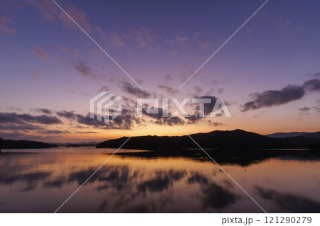 下津浦の五ヶ所湾美しい夕景_日本 121290279