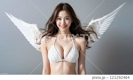 清楚で綺麗な羽をつけた水着モデル 121292464