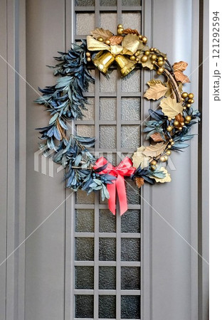 玄関に飾られたクリスマスリース 121292594