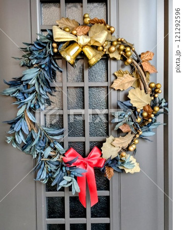 玄関に飾られたクリスマスリース 玄関に飾られたクリスマスリース 121292596