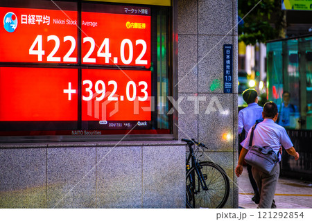 日本の東京都市景観初4万2000円台突破。3日連続史上最高値更新…株価/終値＝11日、日本橋兜町 121292854