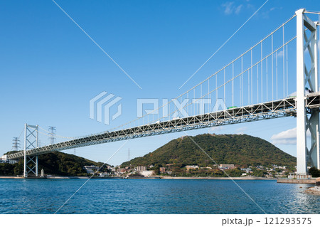 【北九州門司港　関門海峡と関門橋ノーフォーク 広場から】 121293575