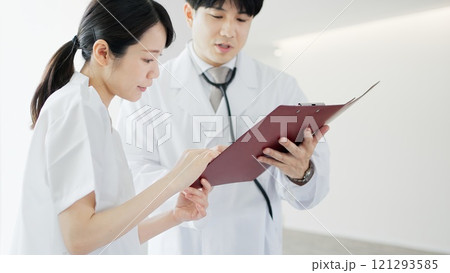 医療方針を話す医師と看護師 医療方針を話す医師と看護師 121293585