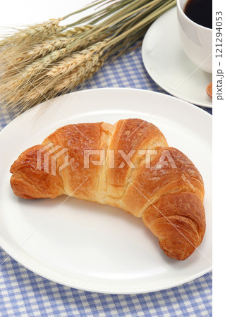 美味しそうなクロワッサン 121294053