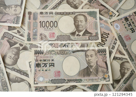新札と旧札を敷きつめた写真 121294345
