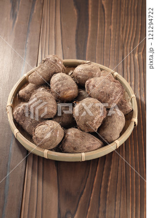 ザルに盛った里芋 ザルに盛った里芋 121294722