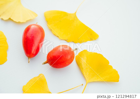 イチョウの落ち葉とカラスウリ　白背景　室内 121294817