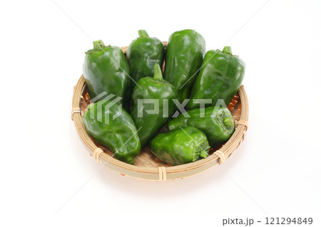 ザルに盛られたピーマン 121294849