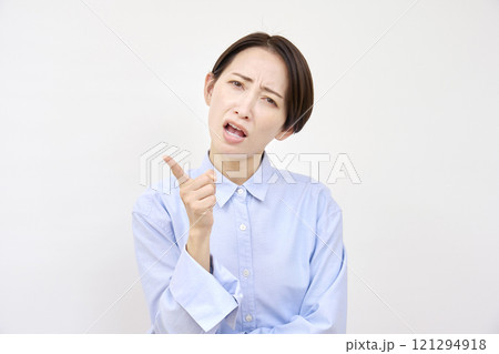 怒る女性クレーマー　白背景 121294918