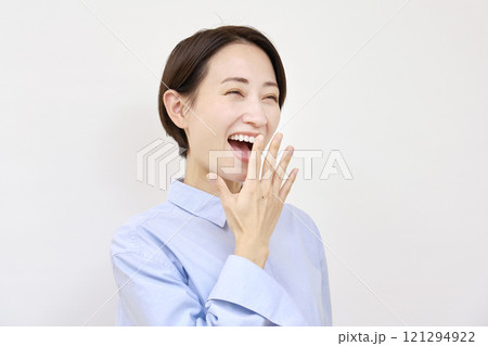 笑顔で驚く女性 白背景 右向き 笑顔で驚く女性 白背景 右向き 121294922