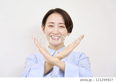 女性　バツ印　白背景 121294927