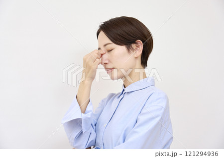 女性　眼精疲労　白背景 121294936