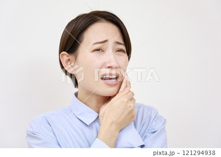 女性　歯痛　白背景 121294938
