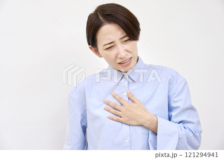 息切れする女性　白背景 121294941