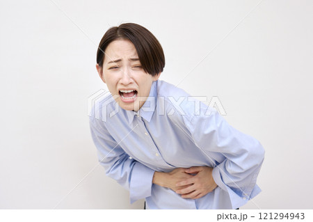 女性　腹痛　白背景 121294943