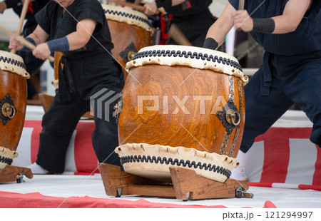 和太鼓をたたくダイナミックなショット 121294997