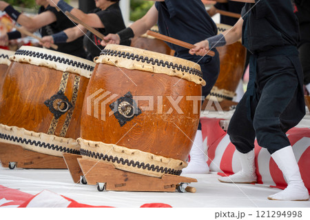 和太鼓をたたくダイナミックなショット 和太鼓をたたくダイナミックなショット 121294998