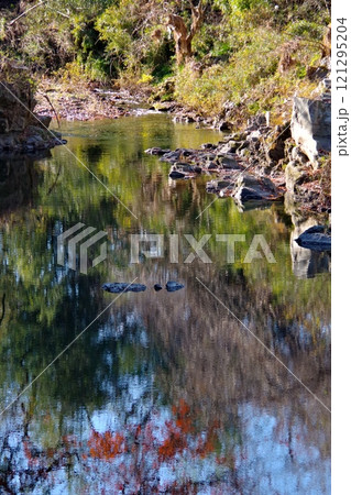 ひっそりとした初冬の嵐山渓谷の風景 121295204