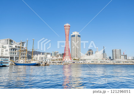 兵庫県神戸市 改修工事が進み囲いが外された神戸ポートタワーと周辺の街並み 兵庫県神戸市 改修工事が進み囲いが外された神戸ポートタワーと周辺の街並み 121296051