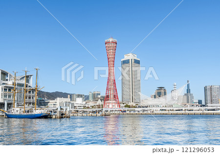 兵庫県神戸市　改修工事が進み囲いが外された神戸ポートタワーと周辺の街並み 121296053