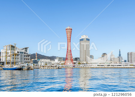 兵庫県神戸市 改修工事が進み囲いが外された神戸ポートタワーと周辺の街並み 兵庫県神戸市 改修工事が進み囲いが外された神戸ポートタワーと周辺の街並み 121296056