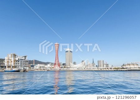 兵庫県神戸市　改修工事が進み囲いが外された神戸ポートタワーと周辺の街並み 121296057