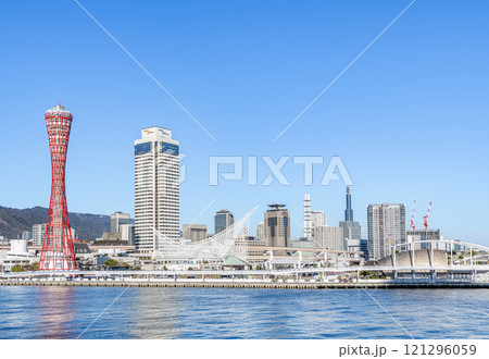兵庫県神戸市 改修工事が進み囲いが外された神戸ポートタワーと周辺の街並み 兵庫県神戸市 改修工事が進み囲いが外された神戸ポートタワーと周辺の街並み 121296059