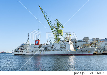 国立研究開発法人 JAMSTEC(海洋研究開発機構)の深海潜水調査支援母船「よこすか」 国立研究開発法人 JAMSTEC(海洋研究開発機構)の深海潜水調査支援母船「よこすか」 121296063