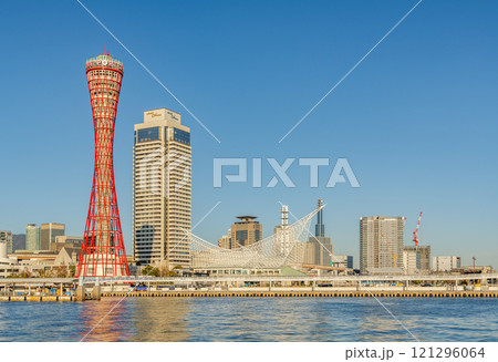 兵庫県神戸市　改修工事が進み囲いが外された神戸ポートタワーと周辺の街並み（夕景） 121296064