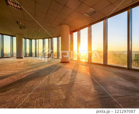 空きオフィスのイメージ素材　夕日 121297087