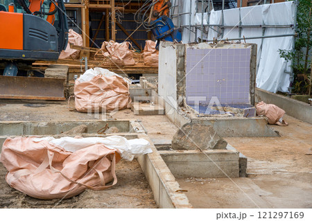 古い木造住宅の解体現場 121297169